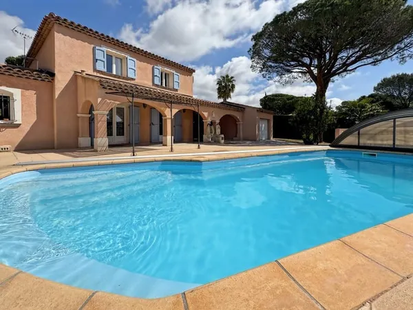 Saint-Raphaël - Quartier prisé : Villa familiale avec piscine sur terrain de plus de 1 300 m², 4 cha