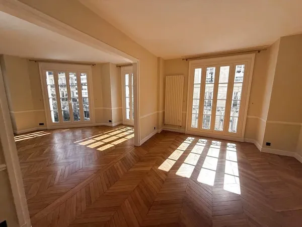 Appartement 4 Pièces loué vide Rue de l'Ecole de Mars à NEUI