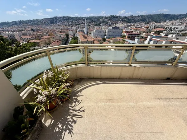 NICE // CARAVADOSSI - Appartement 3/4 pièces fort potentiel