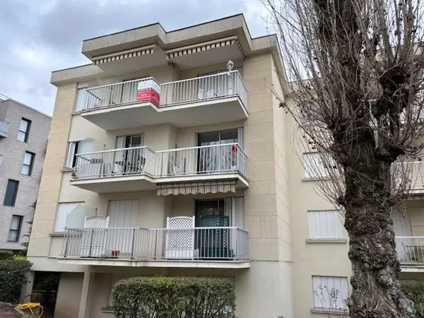À DEUX PAS DU CENTRE-VILLE, DOUBLE BOX EN SOUS SOL, CAVE ET STATIONNEMENT