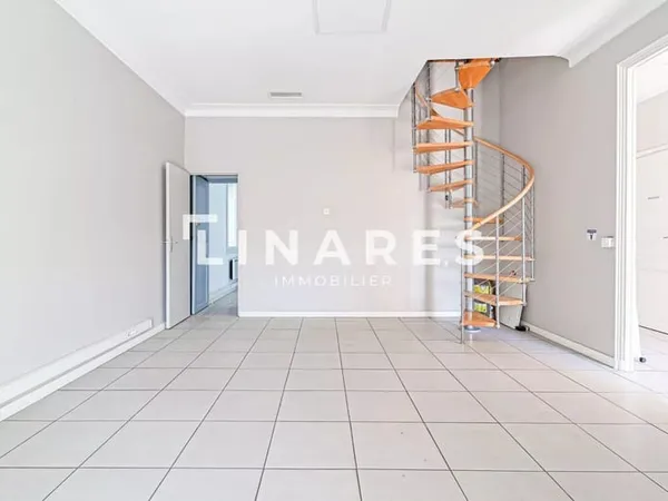 LE VALENTINOIS - Local de 149m2 dont Mezzanine de 20m2 + Terrasse de 24m2 + Parking - 13011