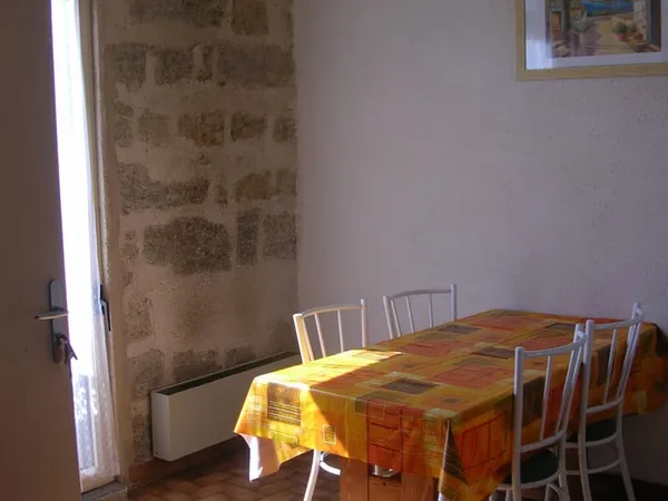 PEZENAS, centre ville STUDIO MEUBLE,