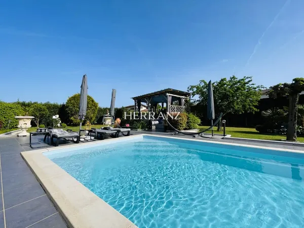 Maison de plain-pied, 4/5 chambres, garage, piscine, parc ar