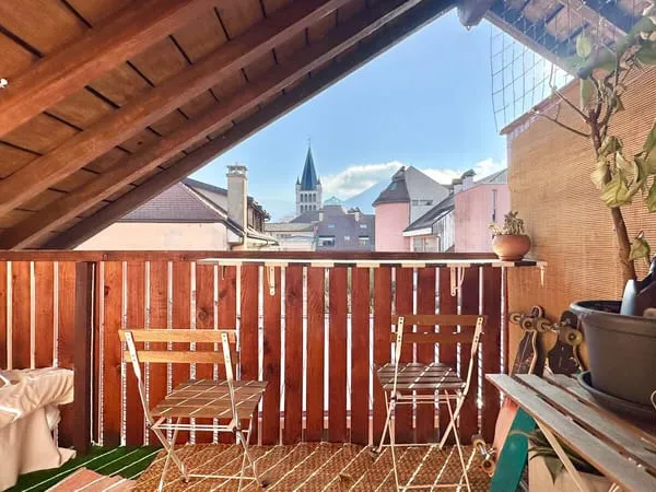 ANNECY - Dernier étage de 50.28m² carrez avec cheminée et balcon