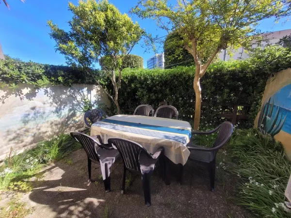 Studio avec loggia en rez de jardin