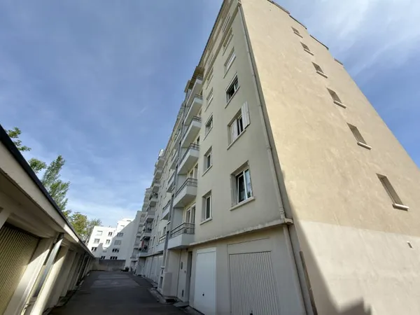 FAC DE LETTRE AU 7-EME ETAGE D'UNE COPROPRIETE BIEN ENTRETEN