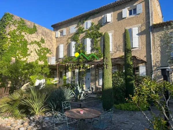 MAS PROVENCAL DE CARACTERE DE 11 PIECES 528 M2 A ENTRAIGUES SUR LA SORGUE