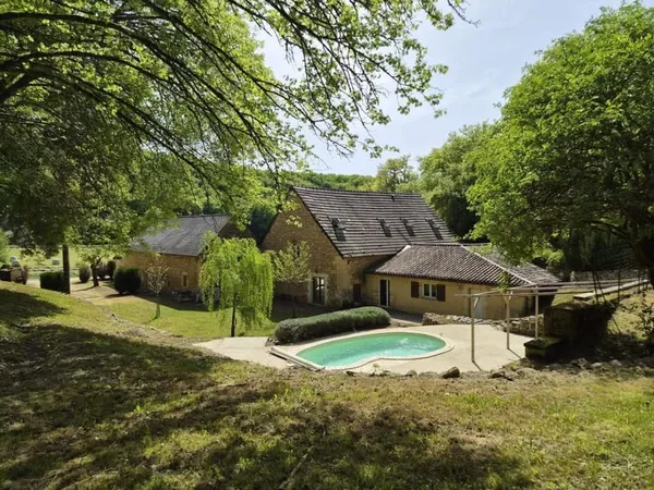 Magnifique restauration pour cette propriété de 300m² habitables avec dépendances restant à aménager
