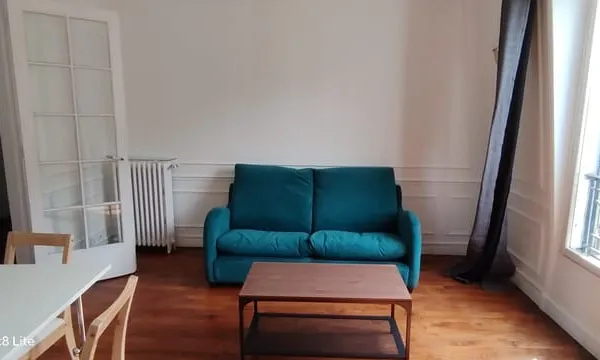 3 PIECES MEUBLE AU DERNIER ETAGE D UN IMMEUBLE ANCIEN ENTRE