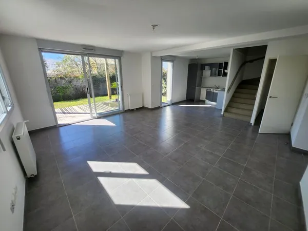 À LOUER VILLA T4 EN COPROPRIÉTÉ AVEC ÉTAGE ET GARAGE CASTELG