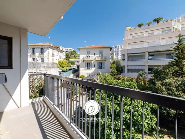 NICE // CIMIEZ : 2 PIÈCES / IDÉALEMENT SITUÉ / PARKING / BALCONS