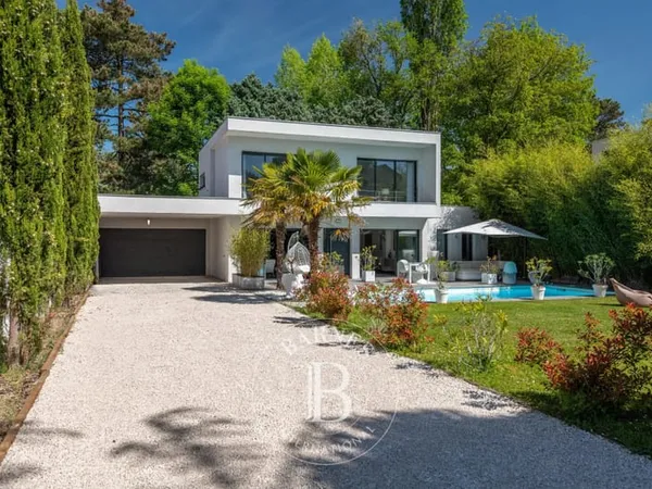 Maison contemporaine 135 m² - terrain 711 m² - 4 chambres - piscine