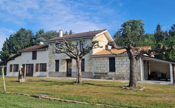 Propriété comprenant deux maisons, grand garage et parc arbo