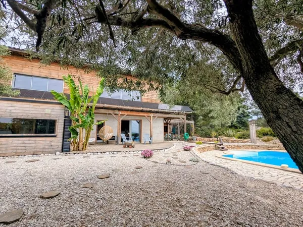 Villa bioclimatique récente prestations haut de gamme en