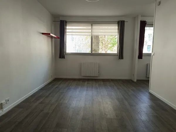 Grand studio rénové en résidence sécurisée en face de l'université Catholique
