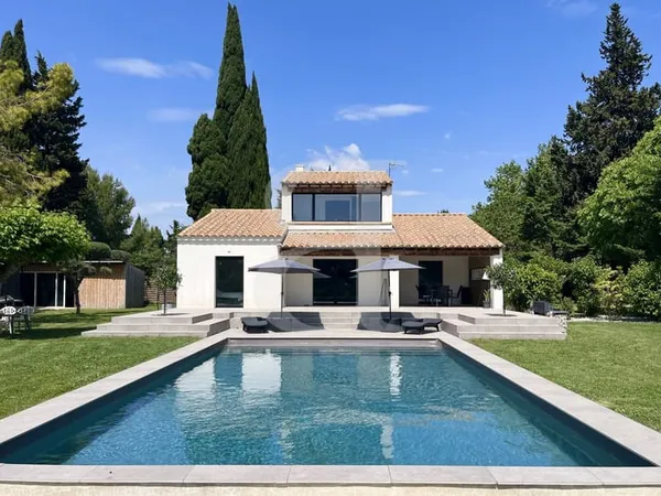 Superbe villa avec piscine à Saint Etienne du Grès