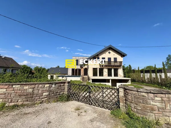 Maison en clos et couvert avec dépendance sur 14.11 ares