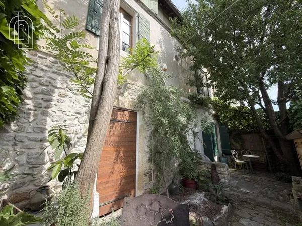 Maison de ville avec extérieur et studio indépendant
