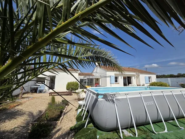 Très proche plage forêt et commerces