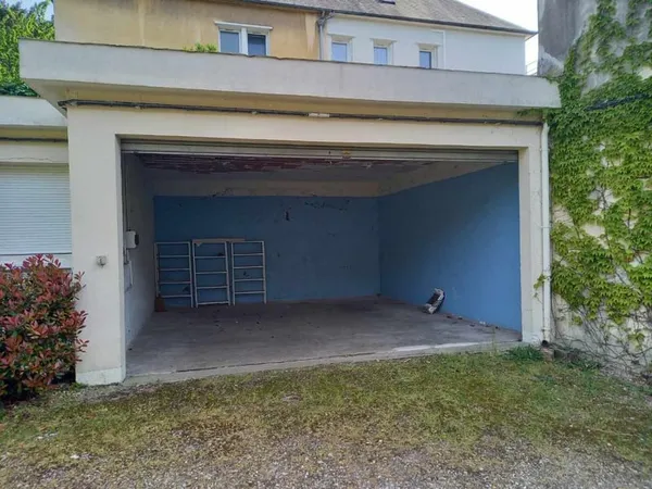 Grand garage centre ville avec porte de garage edf