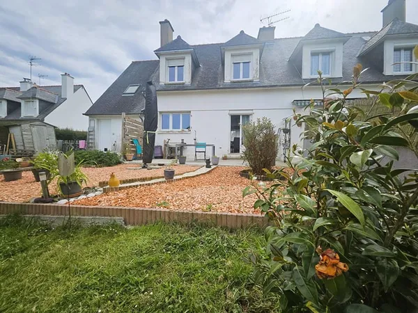 Saint Pierre de Plesguen : Vie de bourg & jardinage : belle maison 4 chambres avec garage.