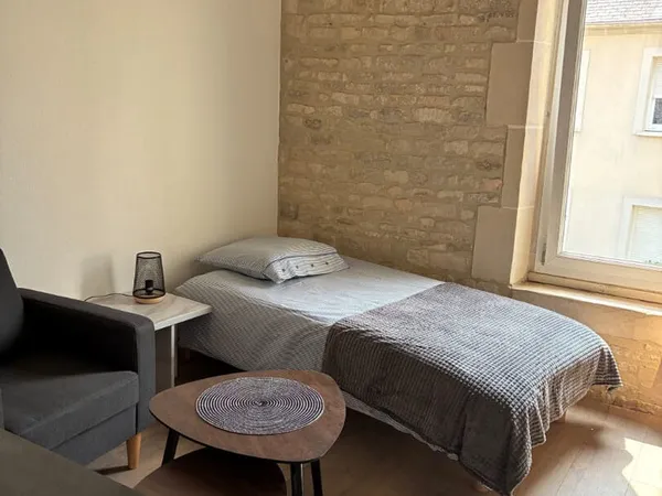 A LOUER UN PETIT APPARTEMENT 1 PP MEUBLE