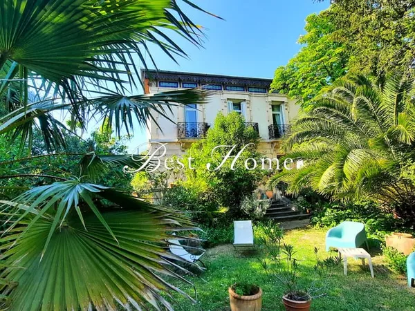 Maison bourgeoise à vendre NIMES sur environ 1000m2 avec p