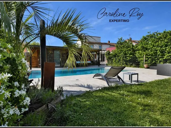 Maison familiale avec piscine et studio Environnement priv