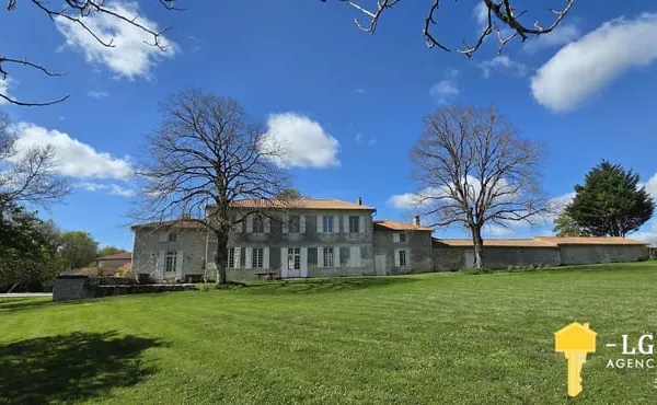 DEMEURE EXCEPTIONNELLE 535 m2 habitable avec piscine, parc a