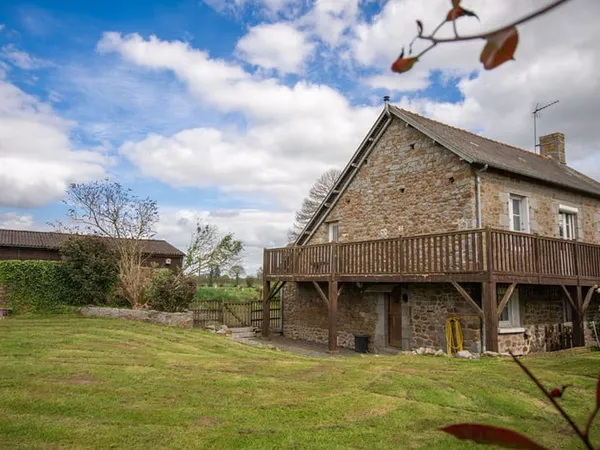 LA MANCHE, NORMANDIE, près de Saint-James, maison de campagne individuelle de 3 chambres, écuries, 8