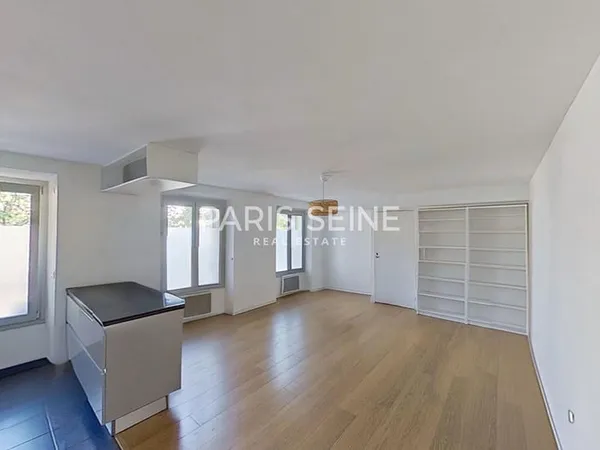 **FACE INVALIDES**3 PIÈCES VIDE**BALCON** TRÈS BON ÉTAT**VUES DÉGAGÉES**