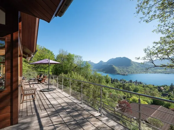 La Canopée, chalet ossature bois surplombant le lac