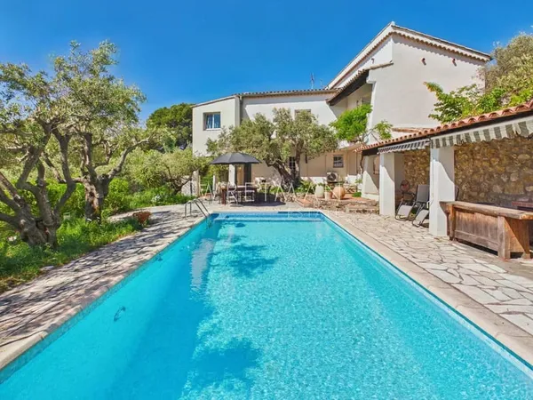 Propriété avec deux villas dans un écrin de verdure avec vue sur les montagnes - Draguignan