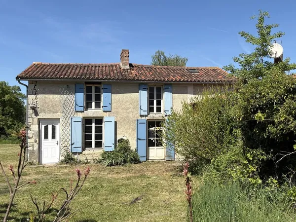 Maison en pierre à Tusson