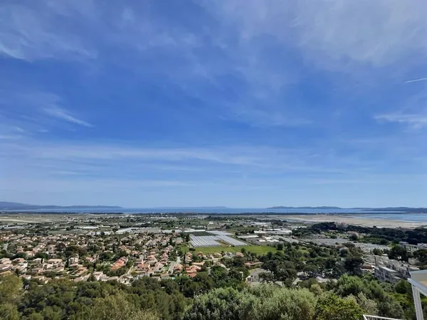 DUPLEX AVEC VUE MER ET SUR LES ILES D'OR - STATIONNEMENTS PR