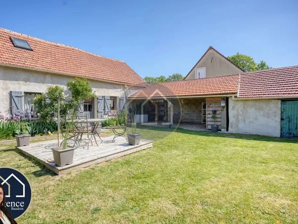 MAISON ANCIENNE RENOVÉE PLEINE DE CHARME, 85 m², DEPENDANCES, JOLI JARDIN SANS VIS-A-VIS. SITUEE DAN