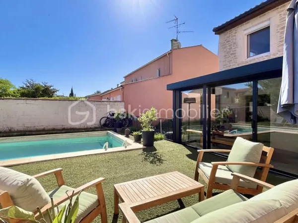 Ella — Maison 6 pièces 136 m² rénovée, jardin, piscine, véranda chauffée — Nîmes