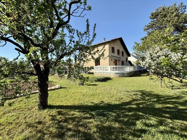 CHASSIEU CENTRE - Maison familiale au calme et sans vis-à-vis avec un beau terrain