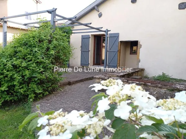 Maison de village, en pierres dorées avec une cour et un jardin