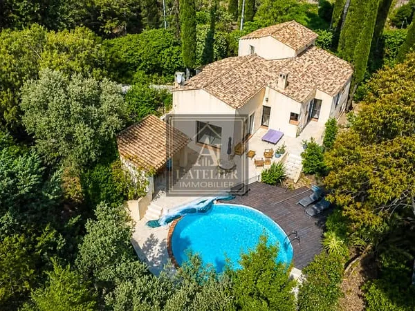 Maison de 220 m2 avec garage et piscine sur une parcelle de