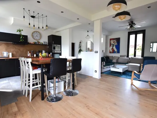 A 2 min de l'accès A31 charmante maison de 115m2.