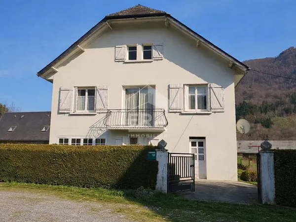 Maison familiale avec vue montagne à Arrens-Marsous, dépendance et garage