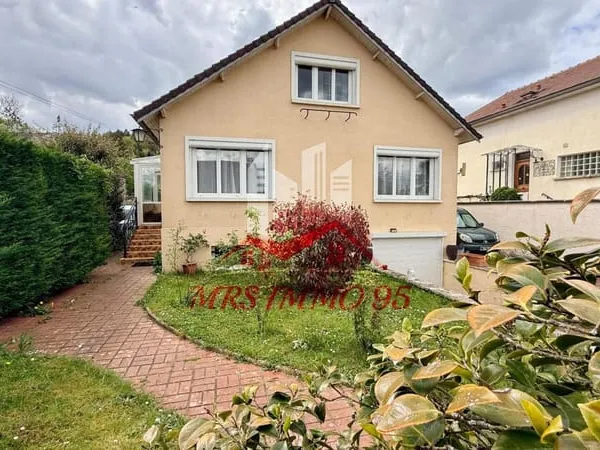 Maison avec confort de plain-pied, sous-sol, sur terrain de 1452 m2