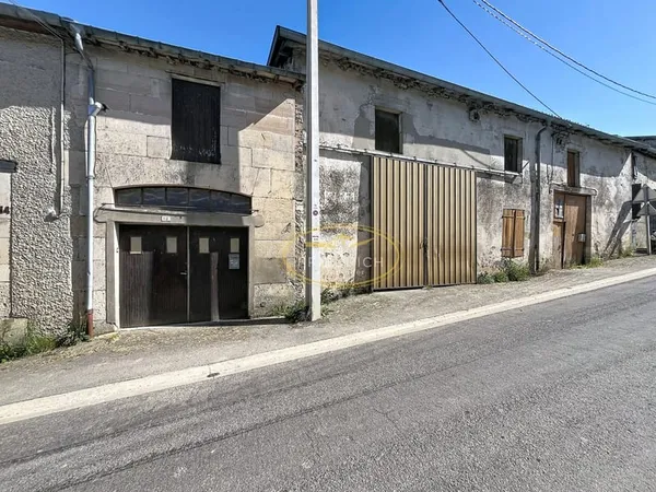 MAISON DE VILLAGE AVEC GRANGES A RÉNOVER