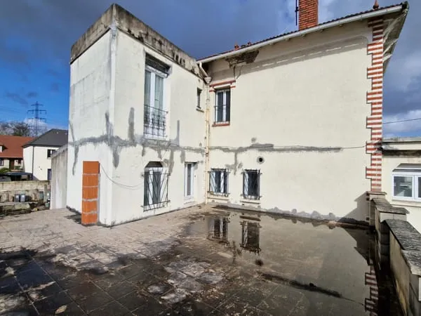 MASSY - Maison de 7 pièces + 2 commerces à rénover sur un terrain de 300 m² environ