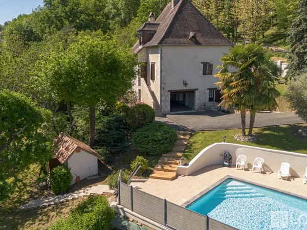 SANILHAC - Maison 6 pièces - 192 m2 - Jardin - Piscine - Sous sol