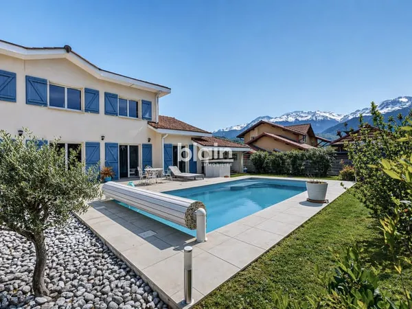 Maison individuelle Moderne avec piscine chauffée vue Belled