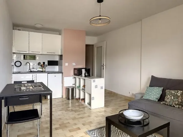 STUDIO MEUBLE AVEC PARKING PROCHE TRAM AVENUE ALCO