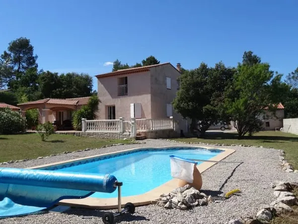 Villa de Type 6 et une villa de type 3 avec pIscine et dépendances sur St Maximin