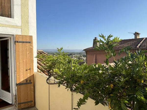 Maison de village avec cour et terrasse / Fort potentiel